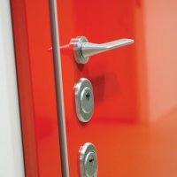 Алюминиевый уголок по периметру панели придает законченный вид яркой и смелой отделке