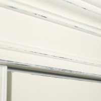 Для создания эффекта старины применяется ручная художественная шлифовка панели