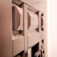 Каждый элемент наборной панели из массива Бука тонируется отдельно, что подтверждается отсутствием непрокрашеных частей