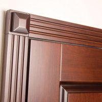 Наборная панель и декоративные наличники с покрытием натуральным шпоном Ореха