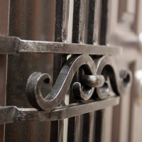 Выполненная из современных облегченных, но прочных материалов, декоративная решетка выглядит массивной и тяжелой