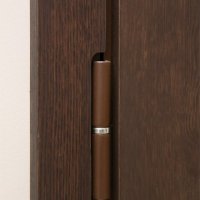 Декоративные наличники аккуратно вырезаны под стальную петлю