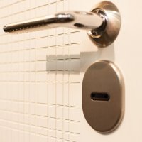 Итальянская фурнитура в цвете Никель установлена на крашеной панели Glasgow H