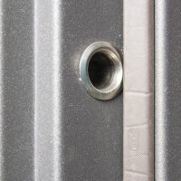 Нейлоновый уплотнитель производства Швейцарии, хромированная втулка декорирует технологические отверстия