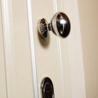 Оригинальное решение для входной двери - круглая ручка-кноб