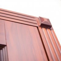 Фигурные наличники и декоративные элементы придают законченный вид готовой двери