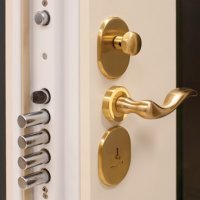 Цвет стальной рамы двери и уплотнителя соответствуют цвету декоративной панели