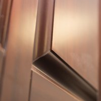 Широкая филенка придает солидности наборной панели из шпона Ореха Американского