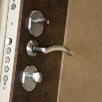 Все элементы дверной фурнитуры подобраны в точном соответствии формы и цвета