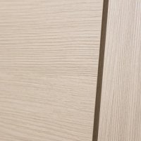 Горизонтальное расположение текстуры древесины - актуальная деталь в современном интерьере