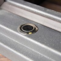 Декоративная втулка в нижней части рамы с подпружиненной площадкой исключает попадание посторонних предметов в технологические отверстия