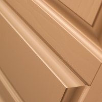 Декоративная отделка входной двери может быть выполнена в соответствии с дизайном межкомнатных дверей