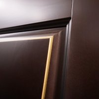 Золотое патинирование по тонкому краю филенки наборной панели из массива Бука