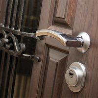 Стильная и надежная фурнитура производства Италии гармонично смотрится на классической панели