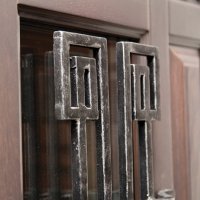 Эффект старины и тяжеловестности кованной решетки придает декоративному элементу специальная обработка и тонировка